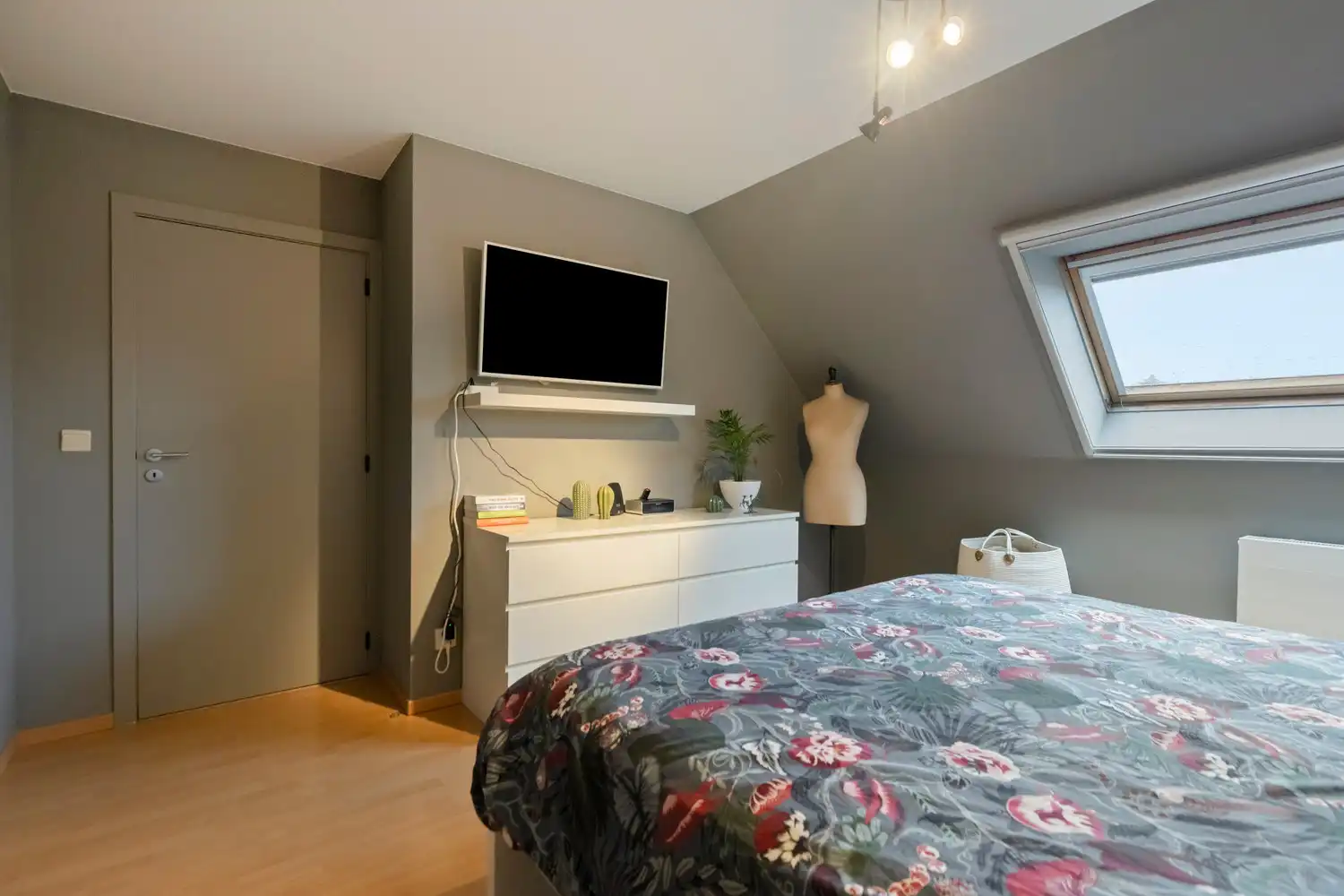 Instapklare split-level woning in de gegeerde wijk Rietschoorvelden te Merksem! foto 16