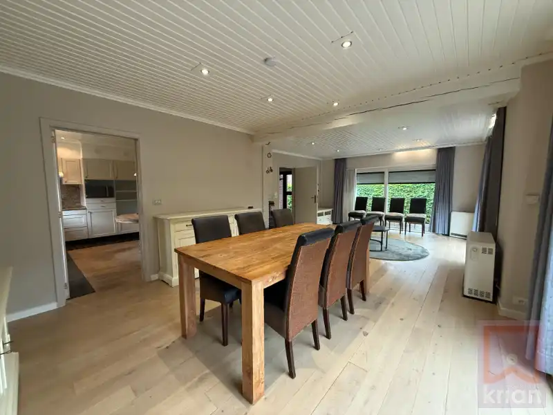 Ruime gelijkvloerse woning met 3 slaapkamers, zolderverdieping en garage op 1.340 m² foto 9