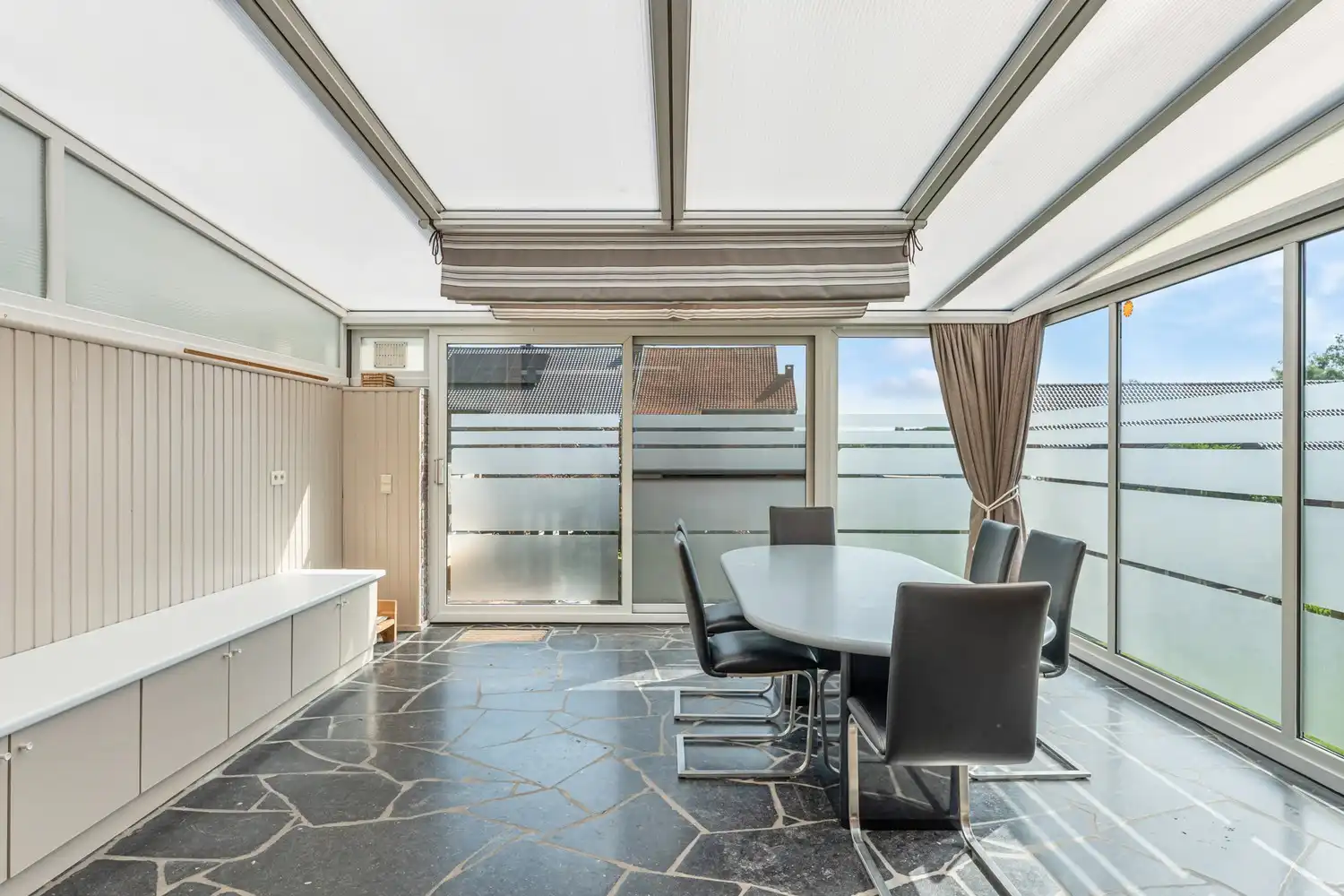 Degelijk onderhouden gezinswoning met 3 slaapkamers, volledig onderkelderd en mooie aangelegde tuin op een perceel van 5a96 ca! foto 11