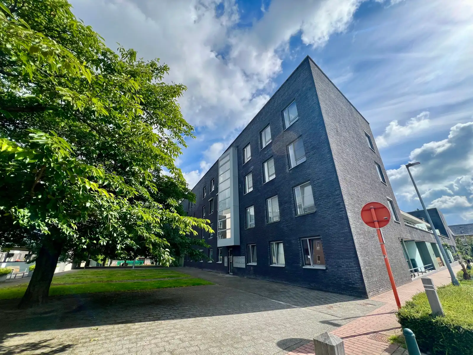 Gelijkvloers appartement met tuin foto {{pictureIndex}}