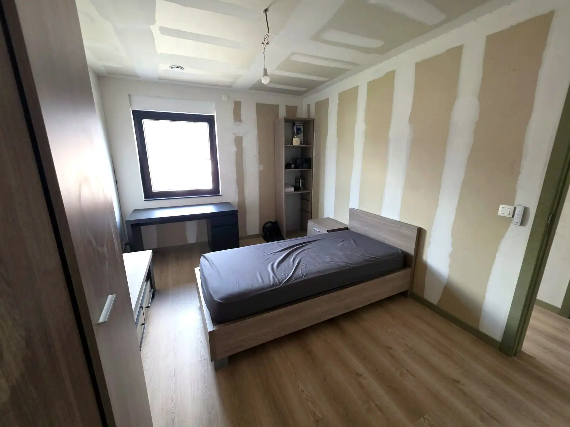 Moderne halfopen eengezinswoning met 4 slaapkamers en aangelegde tuin (augustus) foto 7