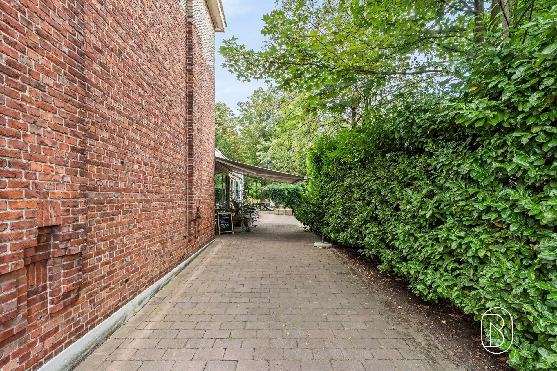 Topgelegen verhuurd handelspand met appartement. foto 6