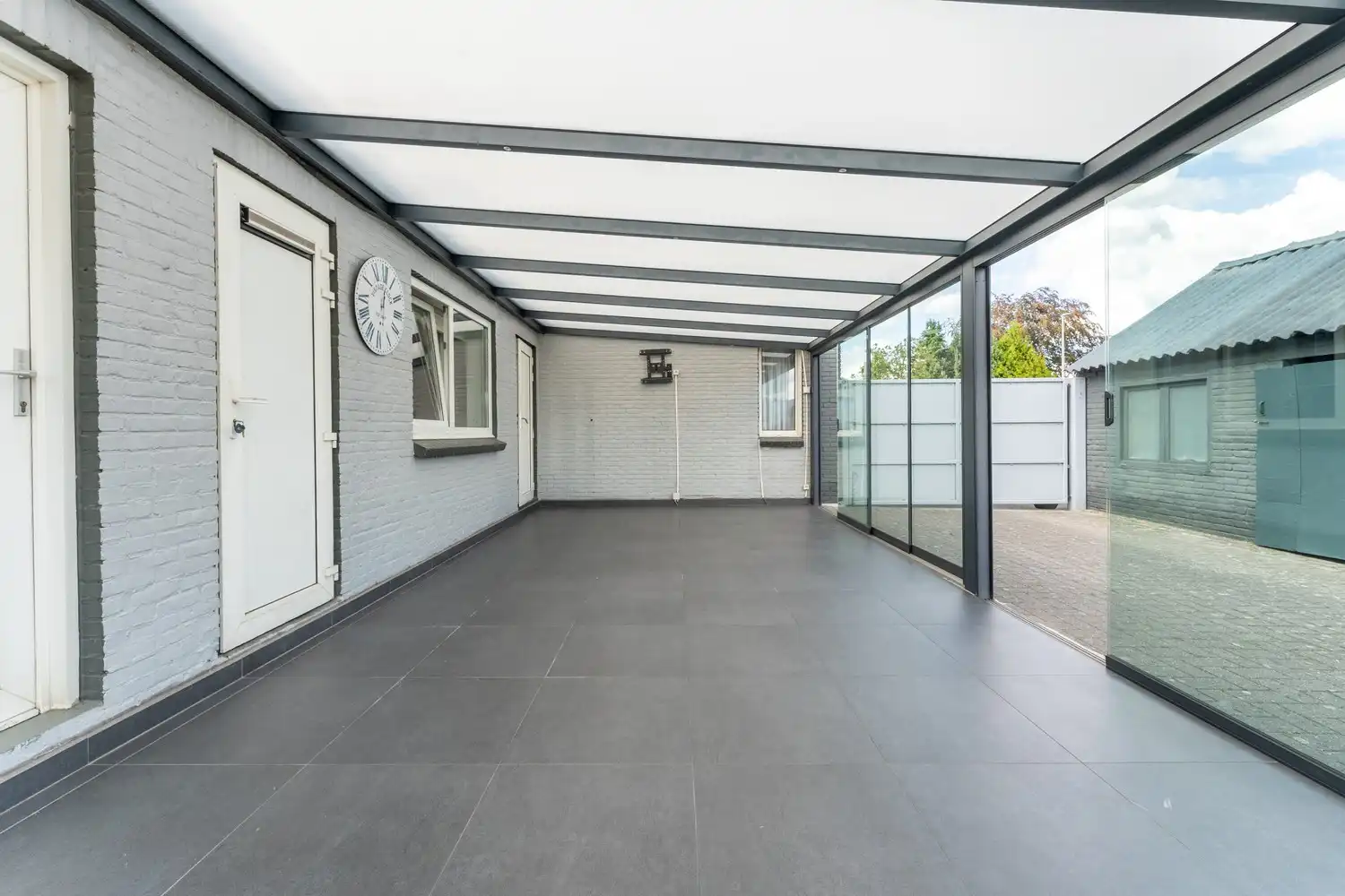 Ruime gezinswoning met grote tuin, veranda en garage foto 18