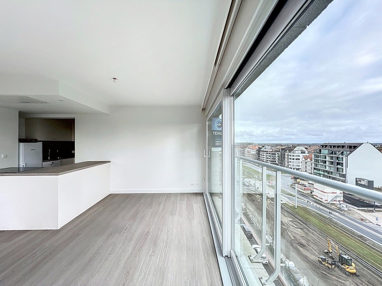 Prachtig gelegen, zeer goed georiënteerd hoekappartement met zicht op zee over het Heldenplein. foto 6