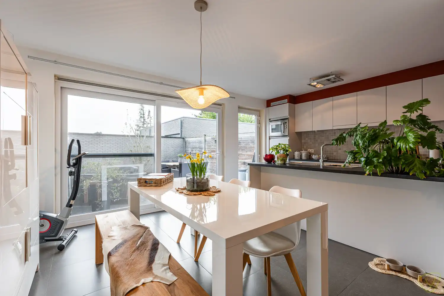 Modern en zeer goed onderhouden gelijkvloersappartement net buiten het centrum! foto 3