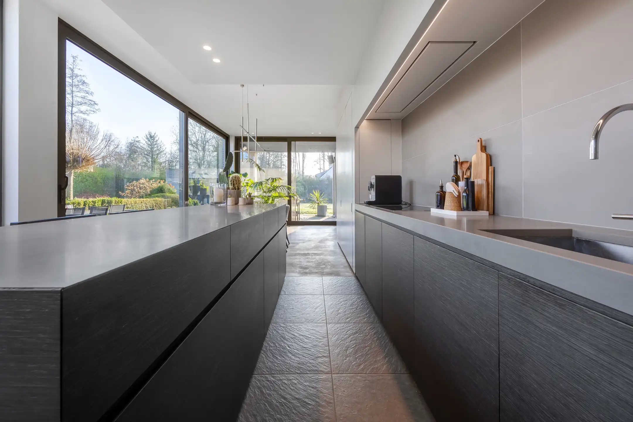 Luxueuze moderne villa met zwemvijver omringd door groen foto 16