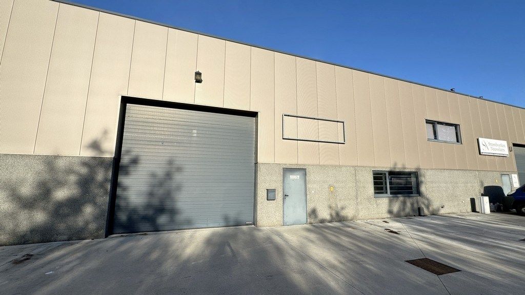 Magazijn met kantoor te huur nabij E313 in Ranst foto 2