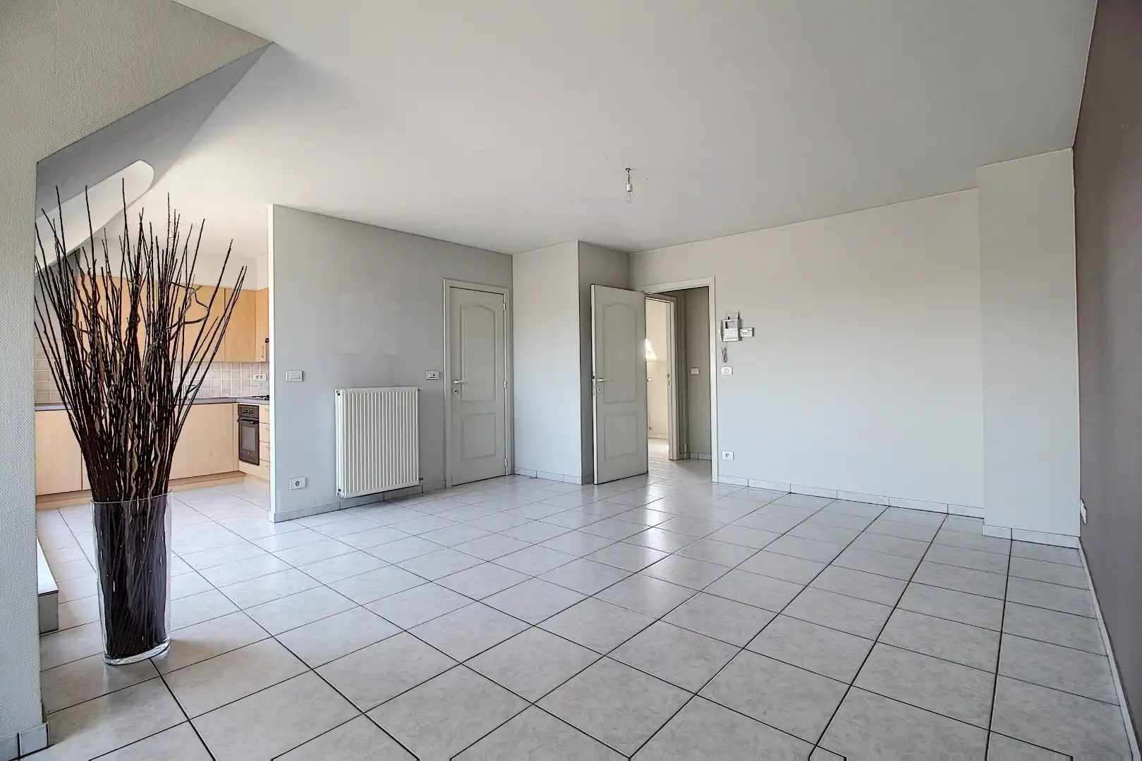 Zonrijk, ruim appartement met 1 slaapkamer en garage! foto 3