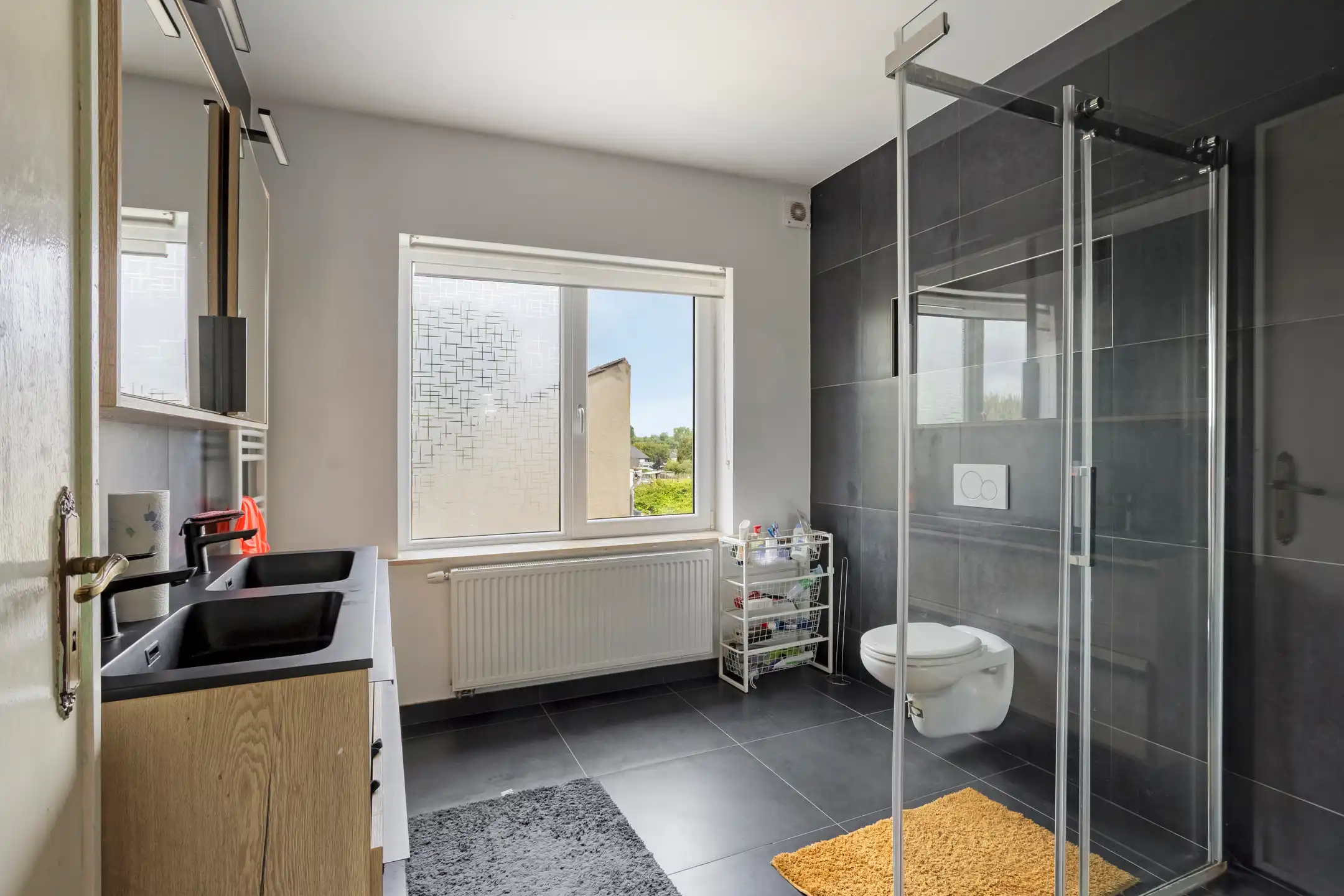 Ruime rijwoning met 4 slaapkamers en renovatiepotentieel foto 9