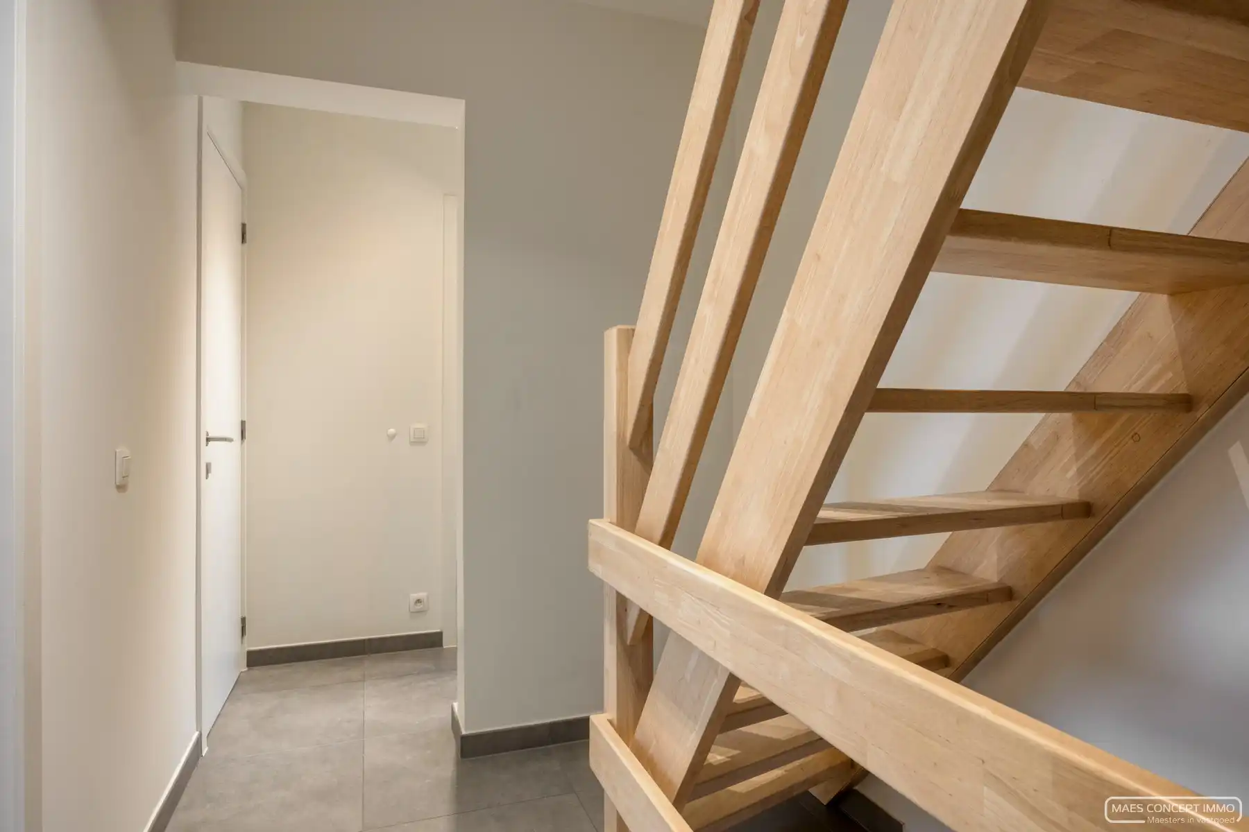 Instapklare, gerenoveerde woning met ruime garage in hartje Kortrijk foto 10
