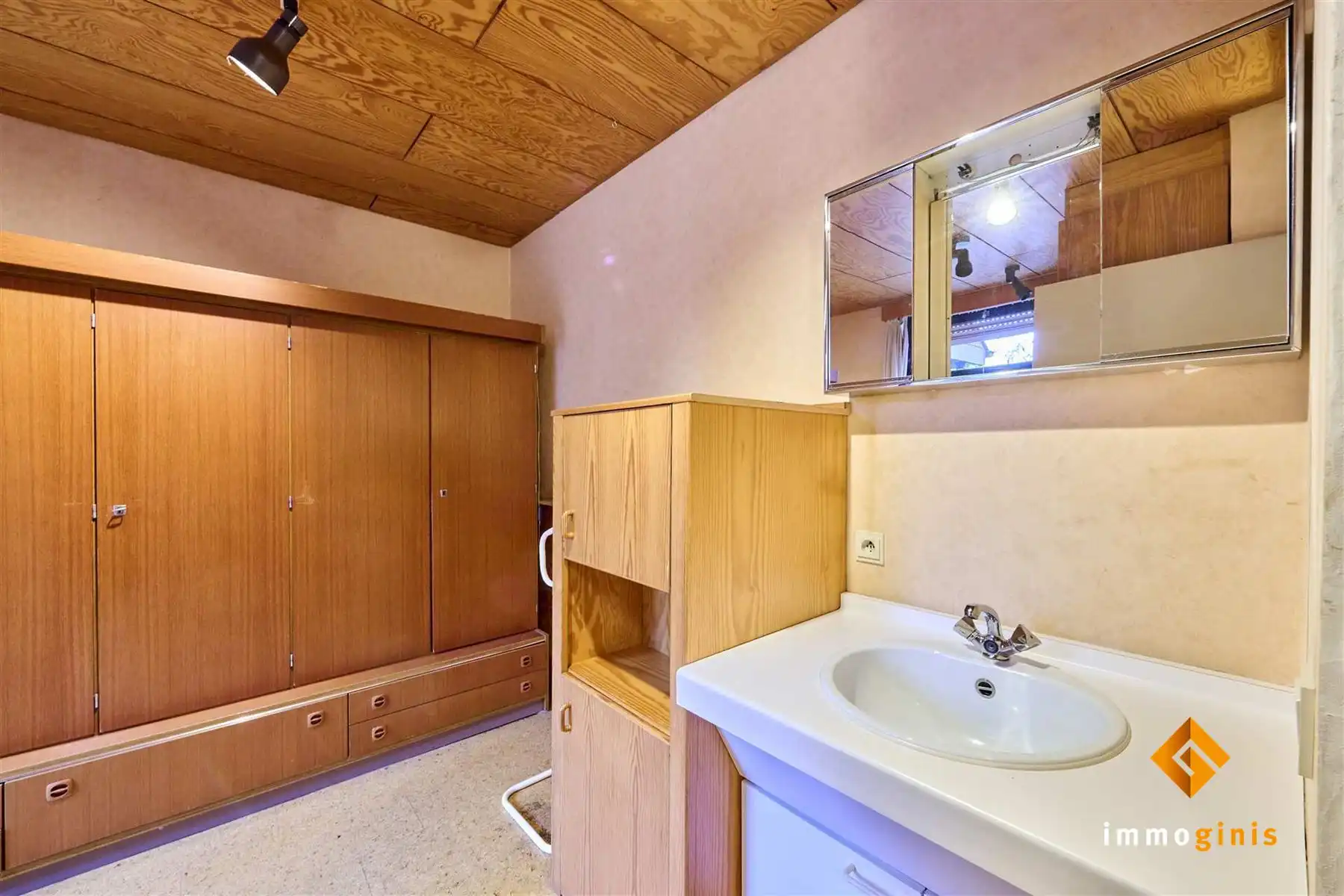 Zéér ruime woning op een mooi perceel van 17a82ca met 5 slaapkamers en uitbreidingsmogelijkheden op de eerste verdieping! foto 23