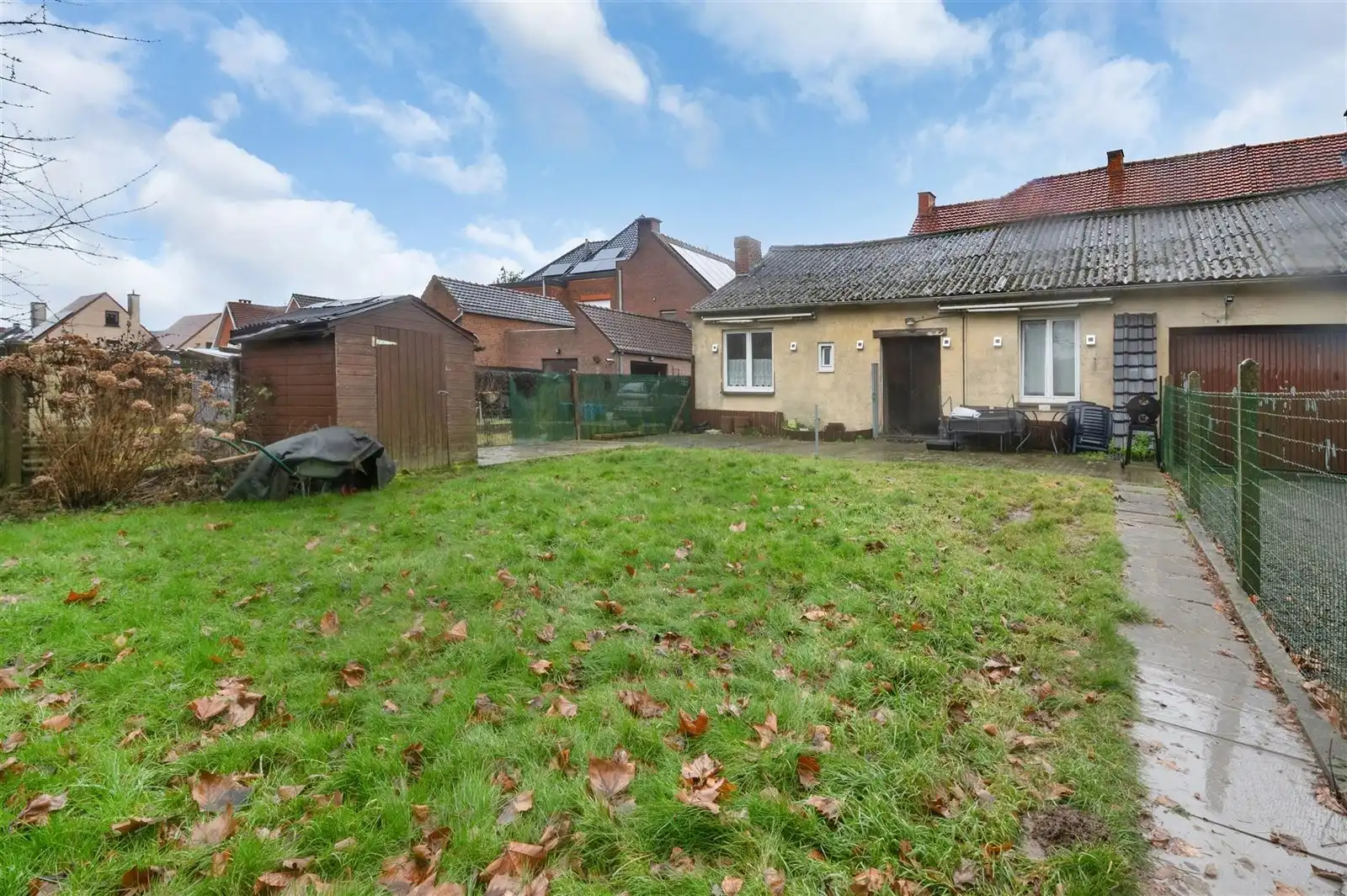 Te renoveren gezinswoning met garage en tuin op 7are55 foto 21