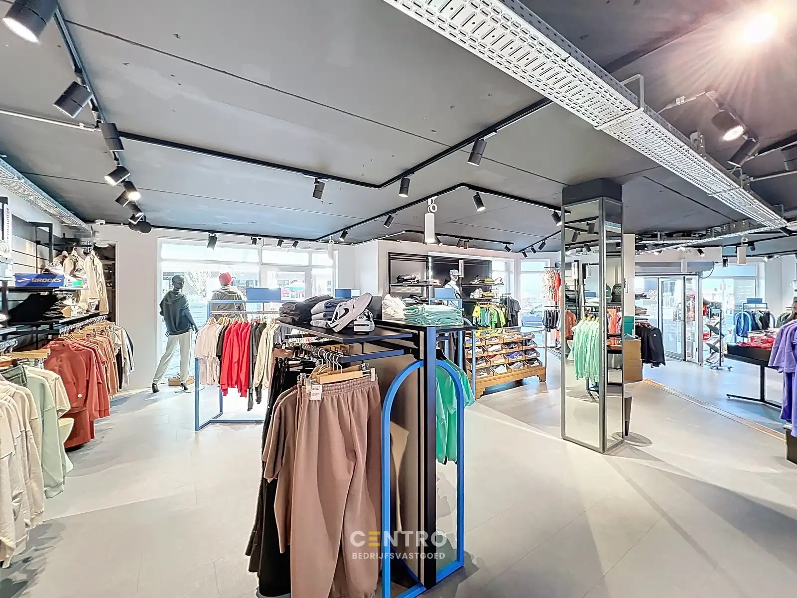 Instapklare commerciële ruimte van ca. 300 m². Uitstekend gelegen met veel passage en zichtbaarheid, ideaal voor retail of showroomconcepten ! foto 6