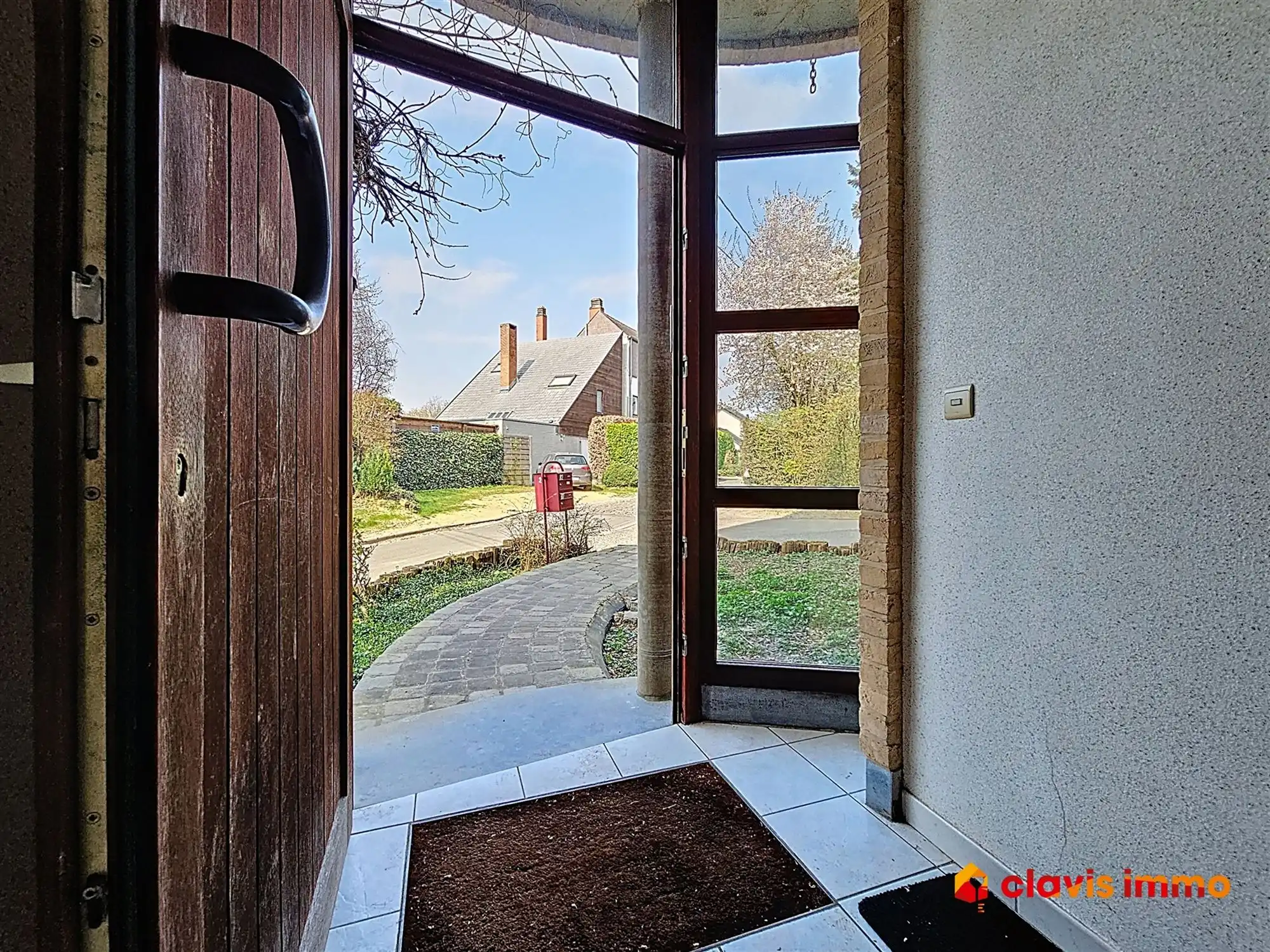 Appartementsgebouw met twee eenheden en huisje foto 8