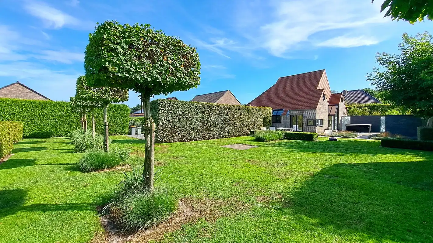 Volledig vernieuwde villa op een mooi perceel van ruim 28 are! foto 2