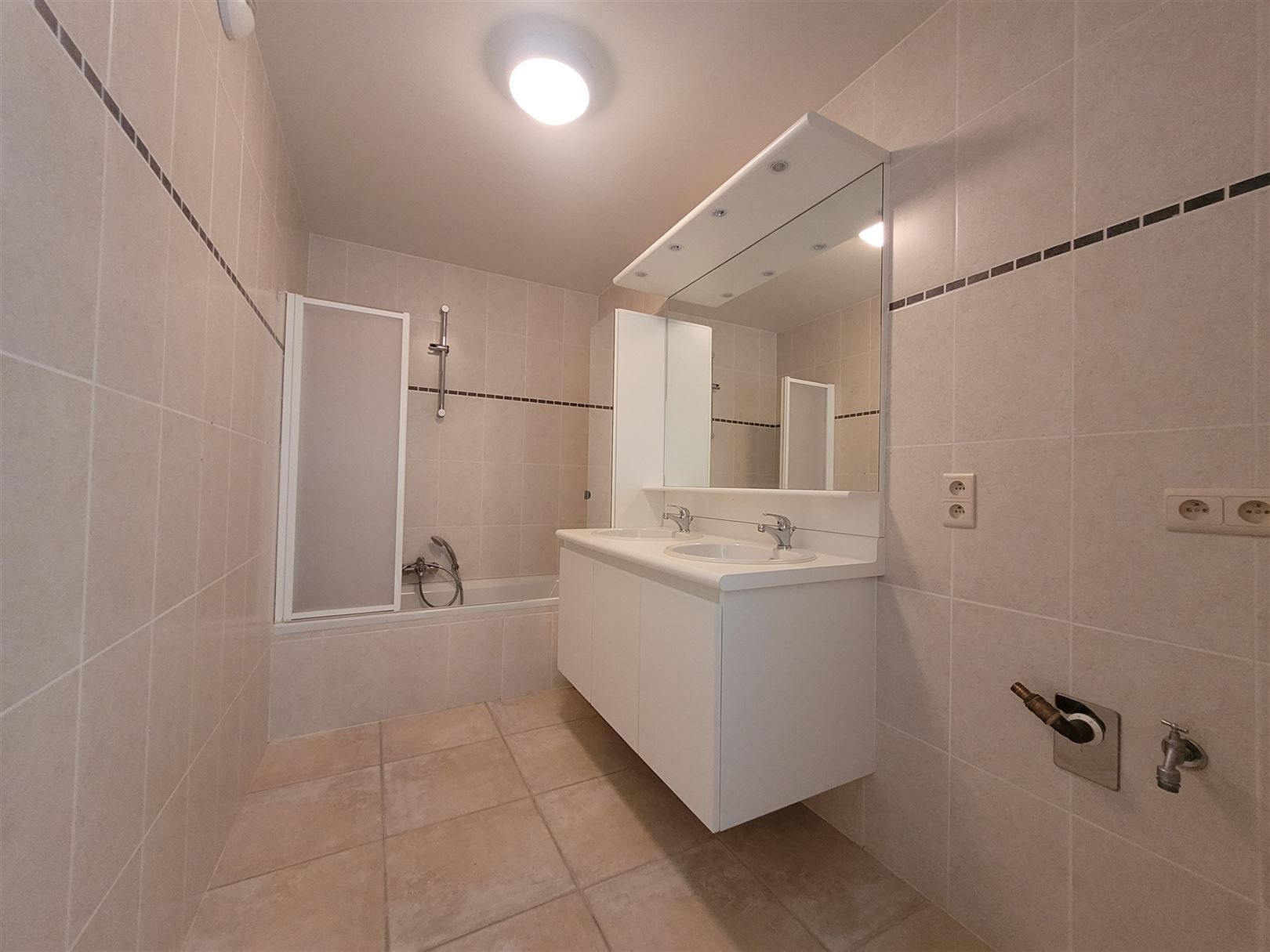 Ongemeubeld 2-slaapkamerappartement met garage foto 12