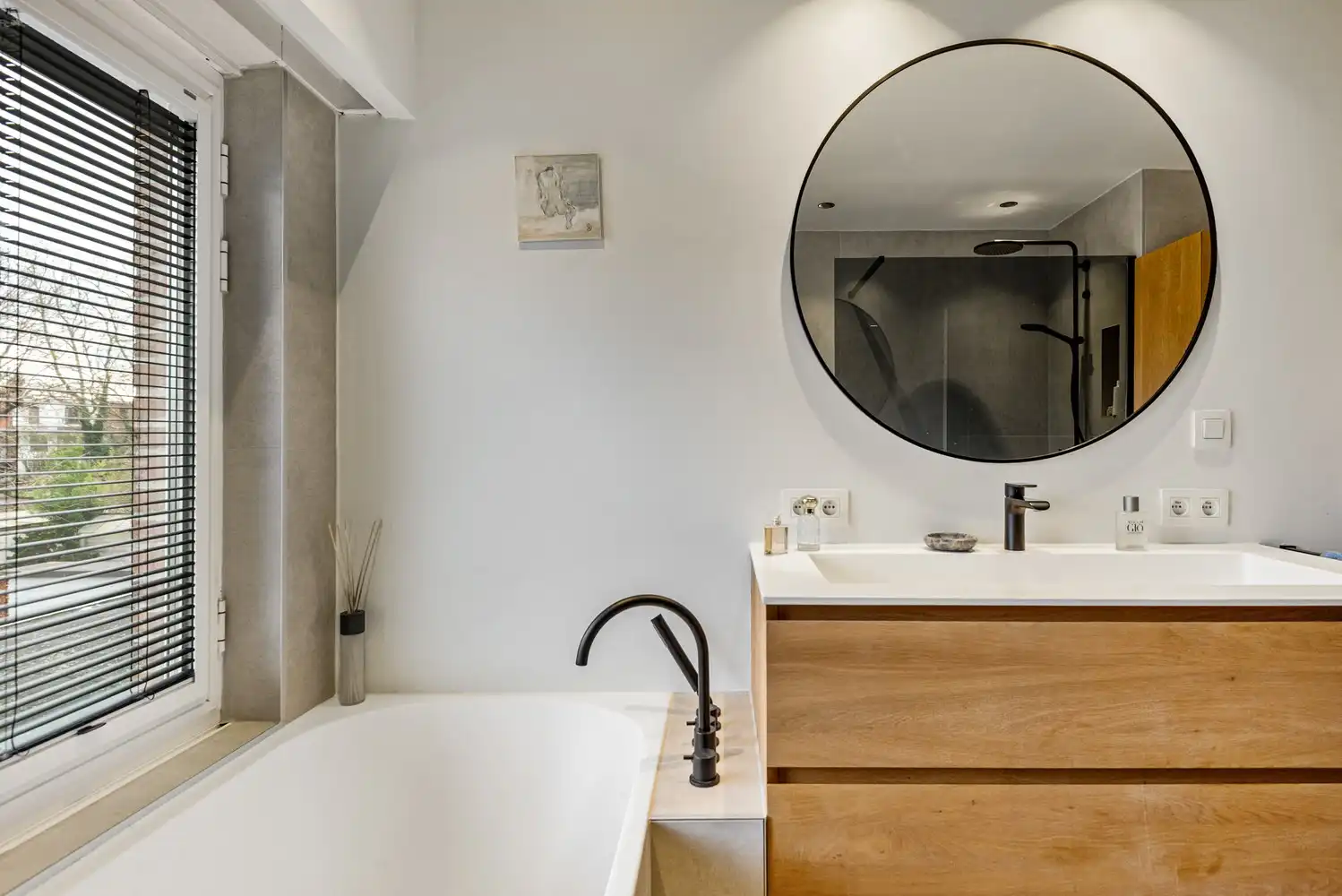 Verzorgde instapklare woning met 4 slaapkamers en ruime garage. foto 24