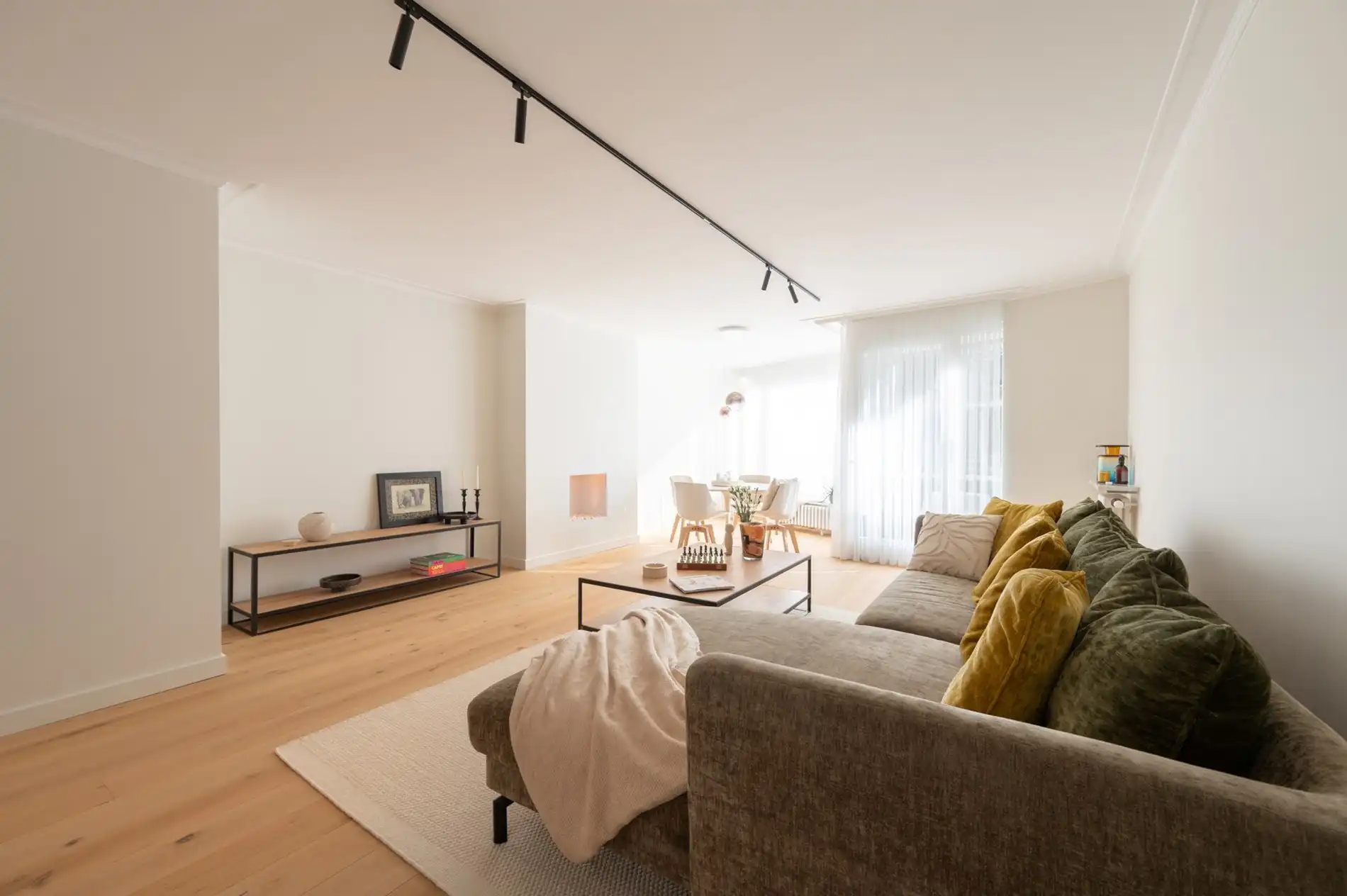 Stijlvol en volledig gerenoveerd appartement op wandelafstand van zee en het commerciële centrum. foto 2