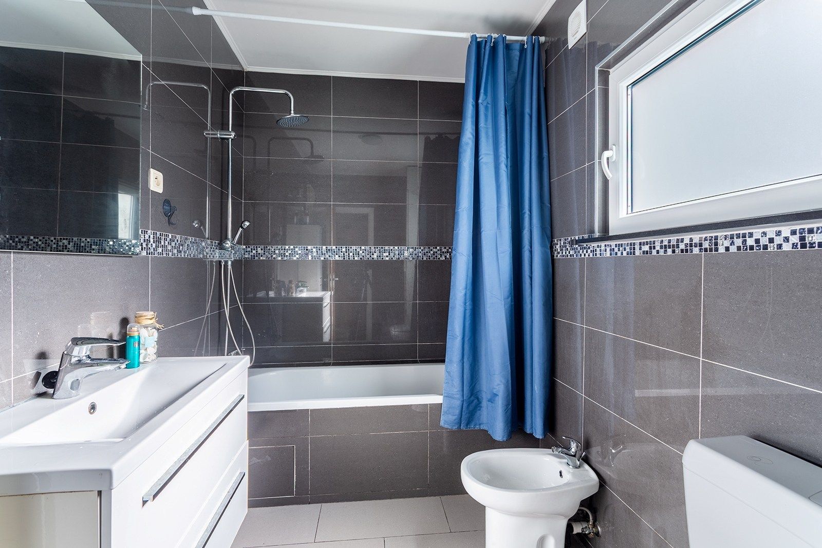 Verzorgde woning met 5 slpks en koer foto 12