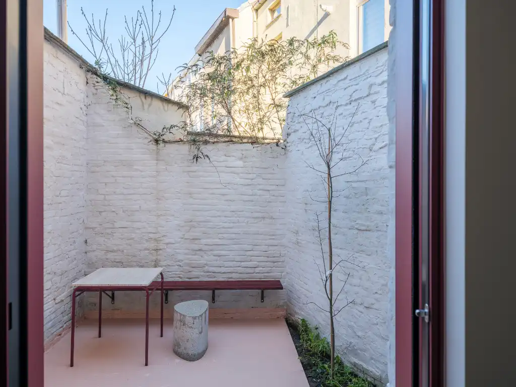 Architecturaal gerenoveerde, compacte woning met stadskoer naar de hand van ‘Hanne & Sam Architecten’ met 2 volwaardige slaapkamers op een boogscheut van Gent. foto 3