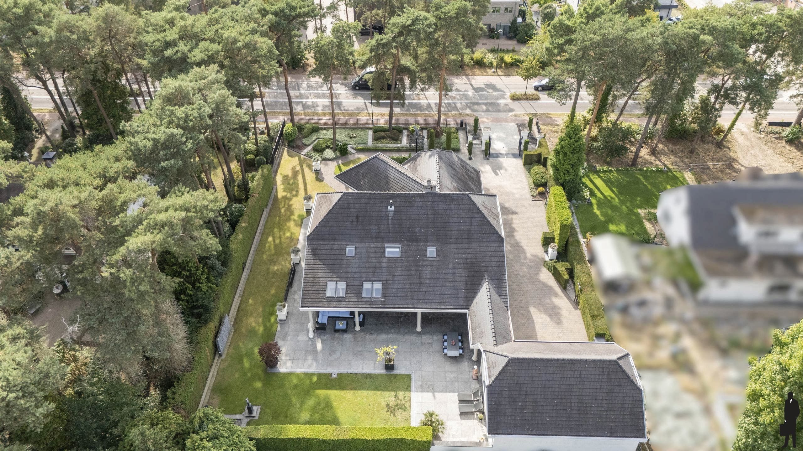 Riante villa (maar liefst 454m² woonopp.) vlakbij Nederland foto 25