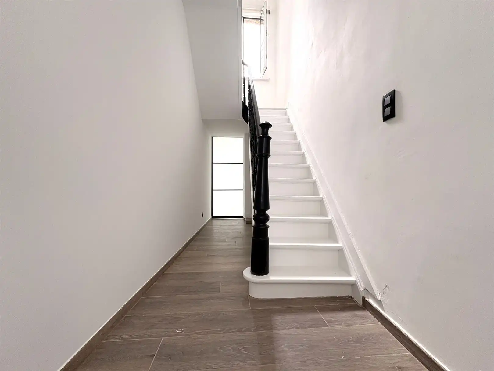 Gerenoveerde rijwoning met tuin foto 4