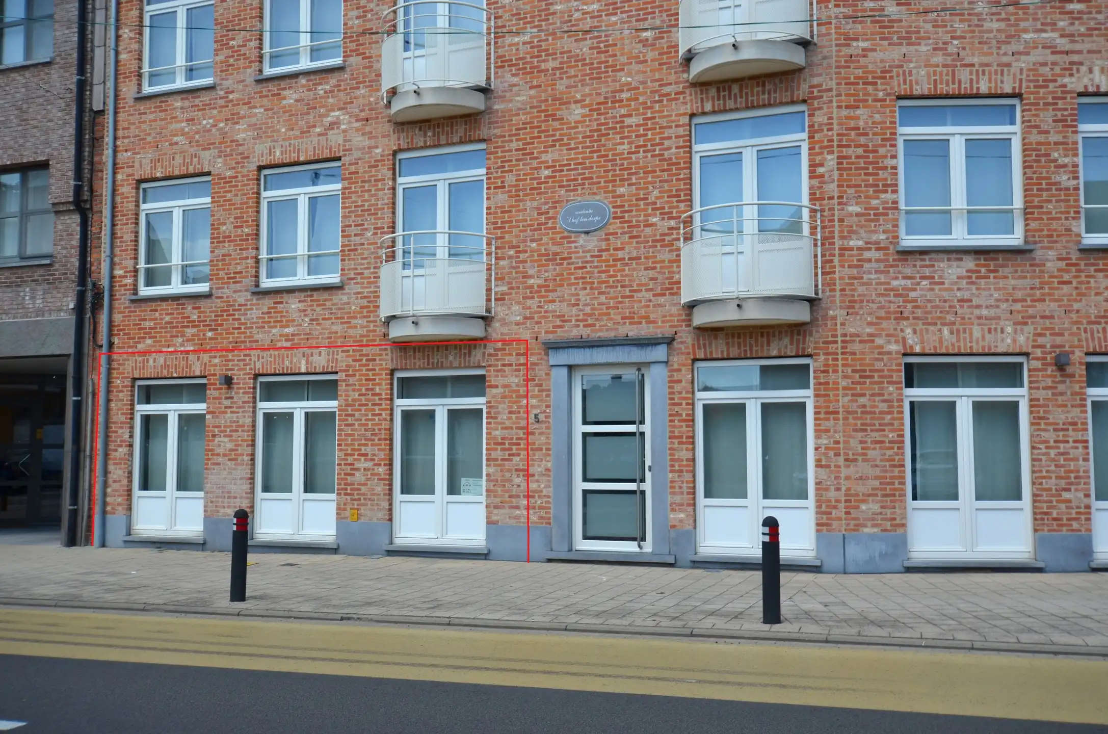 Gelijkvloers appartement met 2 slaapkamers foto {{pictureIndex}}
