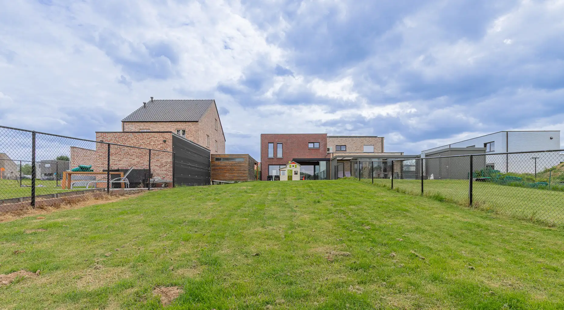 Recente driegevelwoning met zonnepanelen en vloerverwarming foto 18