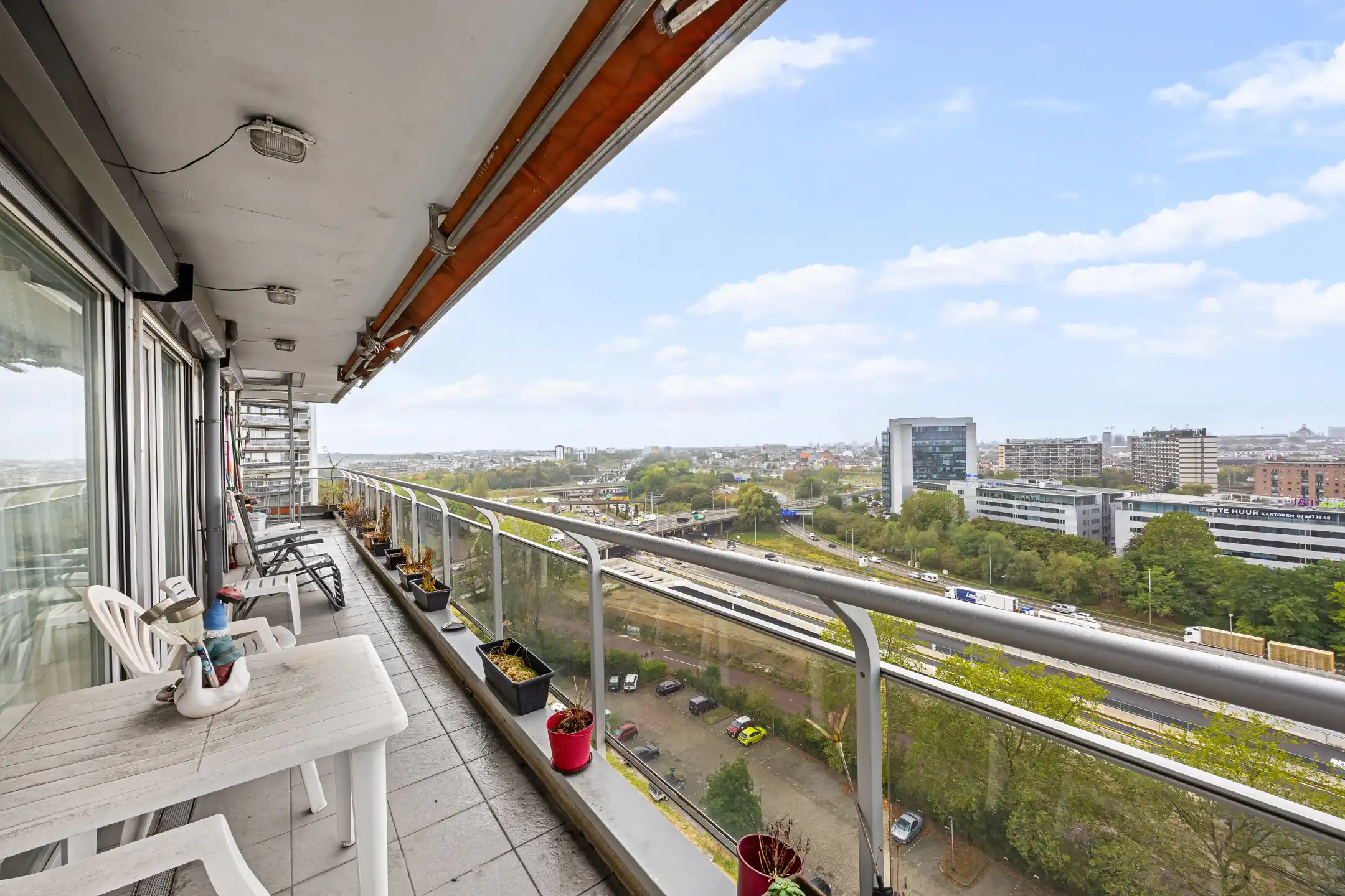 Hoekappartement met veel lichtinval en prachtig zicht, 2 slaapkamers en groot hoekterras en kelder foto 12