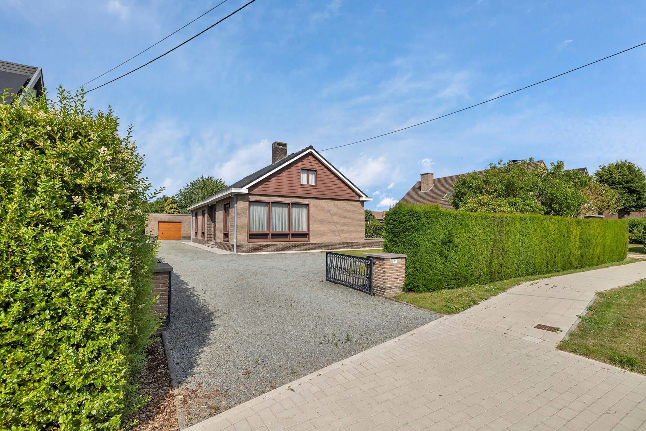 Hoofdfoto van de publicatie: Statige villa op ruim perceel te Sint-Martens-Leerne (Deinze)
