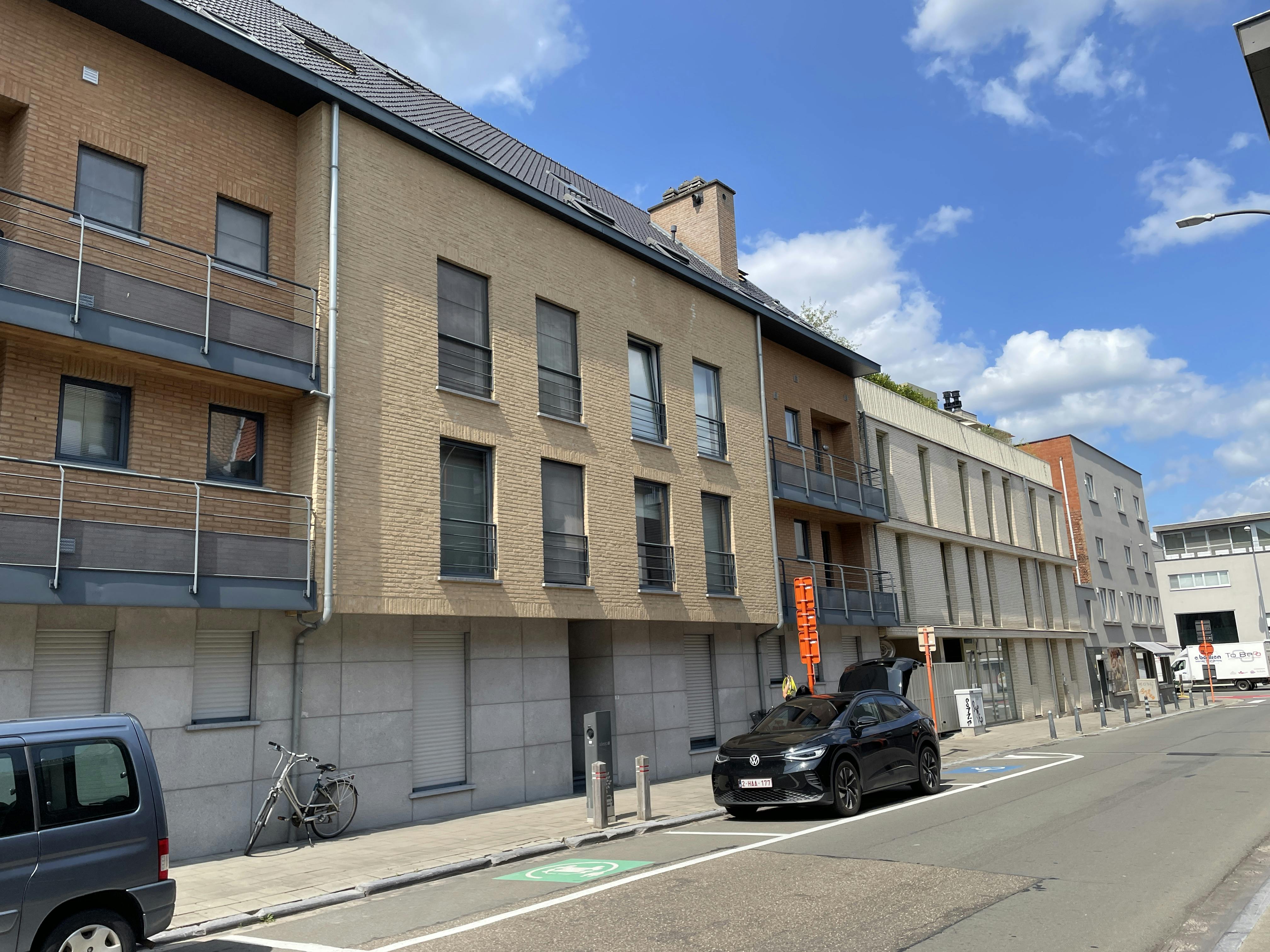Investeringsappartement met terras en parking in Hasselt foto {{pictureIndex}}