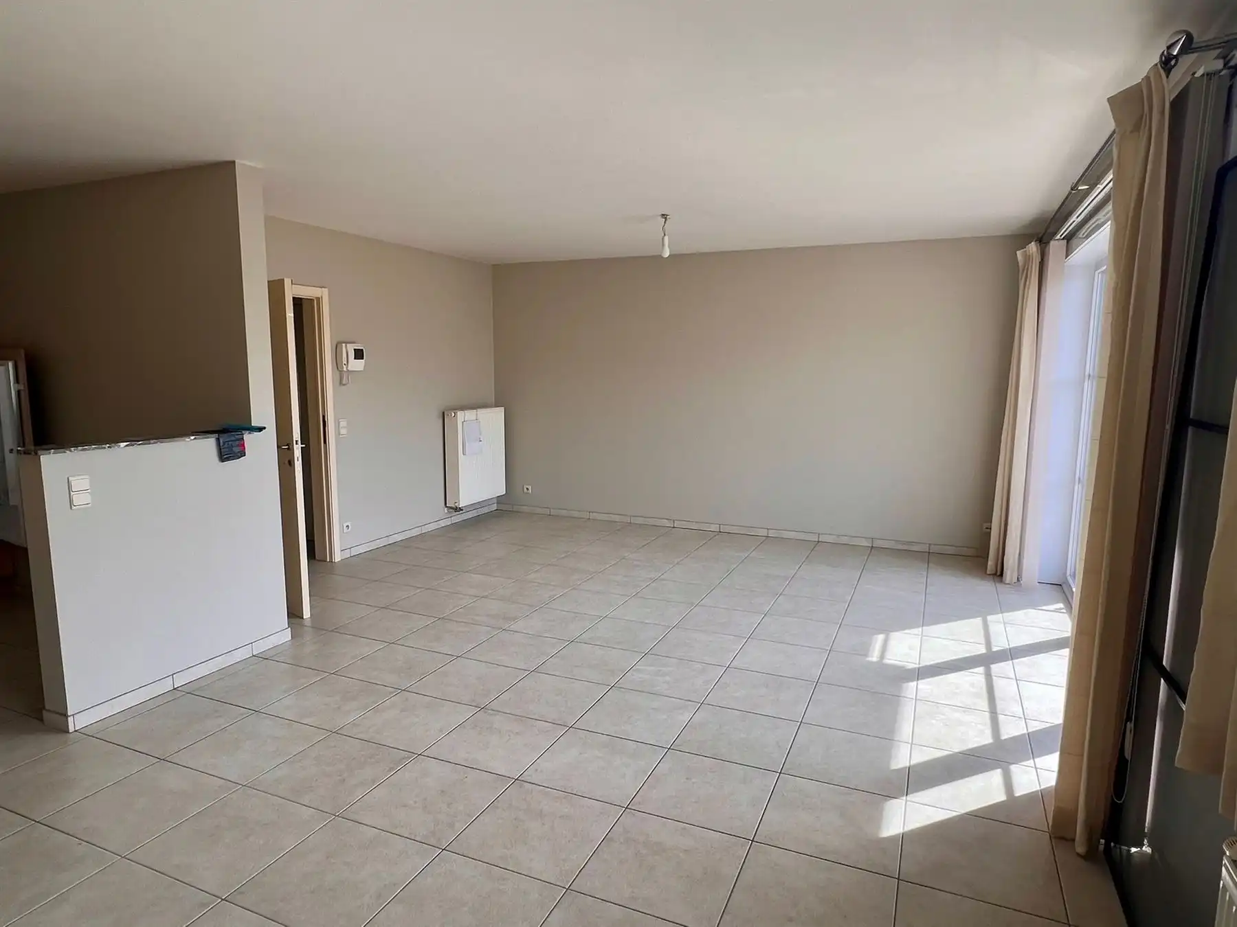 Zeer ruim appartement met 2 slaapkamers, garage en parking foto 7