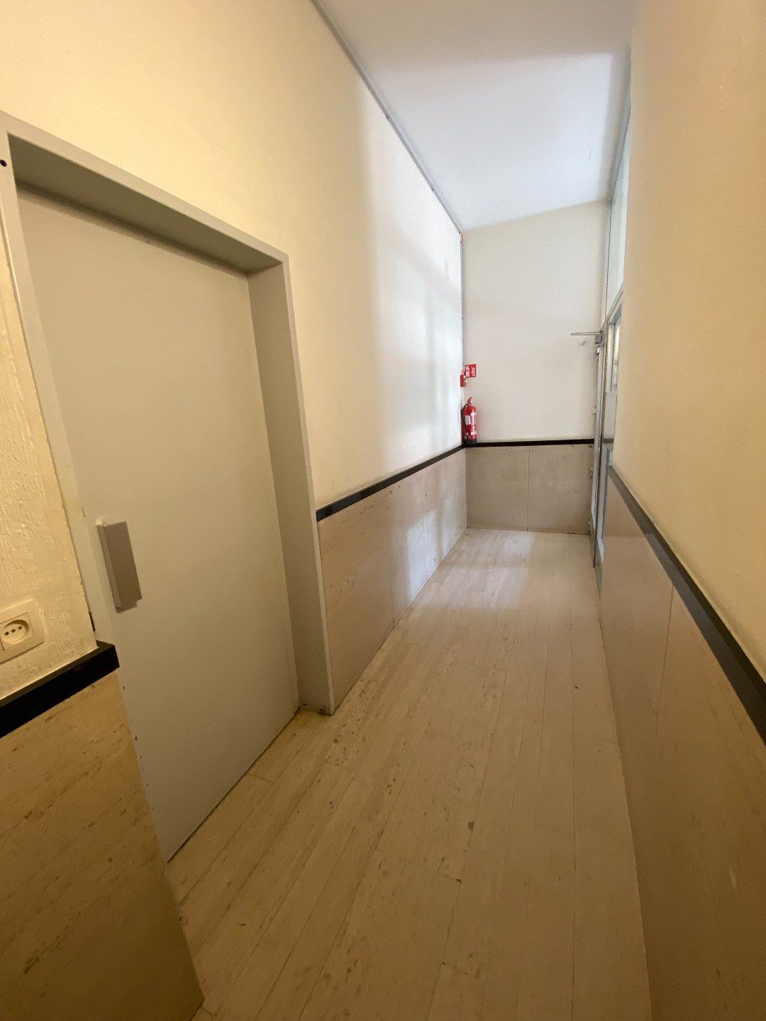 Op zoek naar een centraal gelegen appartement? Dit ruim te renoveren appartement van 96m ² met lift en 2 slaapkamers heeft een  centrale ligging in Antwerpen. foto 6