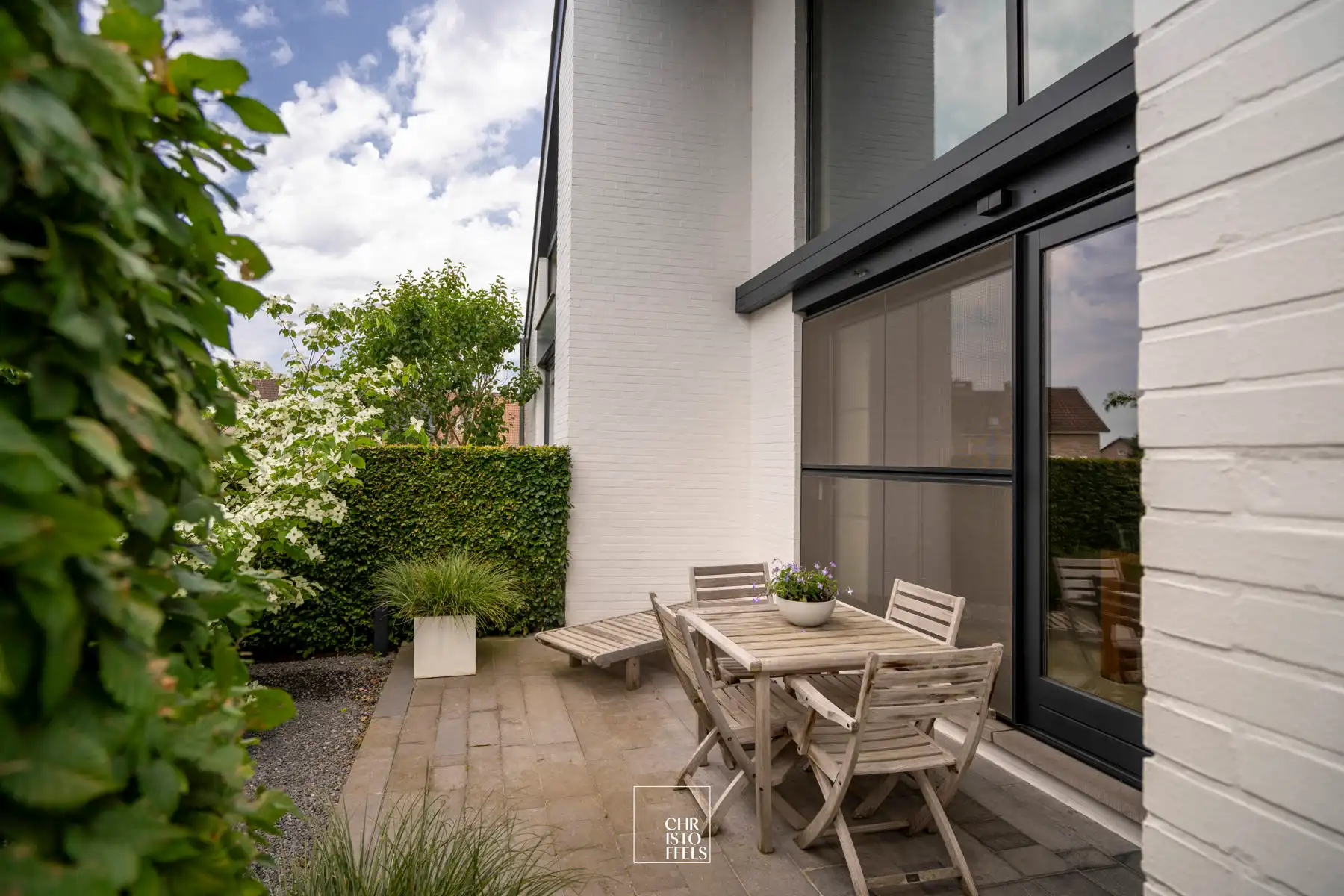 Stijlvol gerenoveerde vrijstaande woning met 3 slaapkamers en 2 badkamers op een perceel van 12a90ca!  foto 4