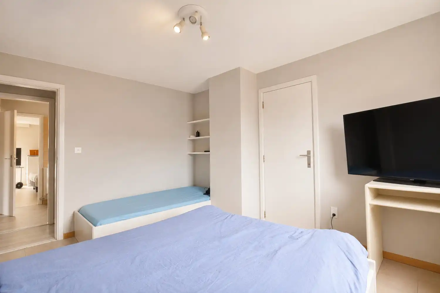 Royale gezinswoning met 4 slaapkamers op toplocatie, inclusief naastliggend perceel grond foto 17