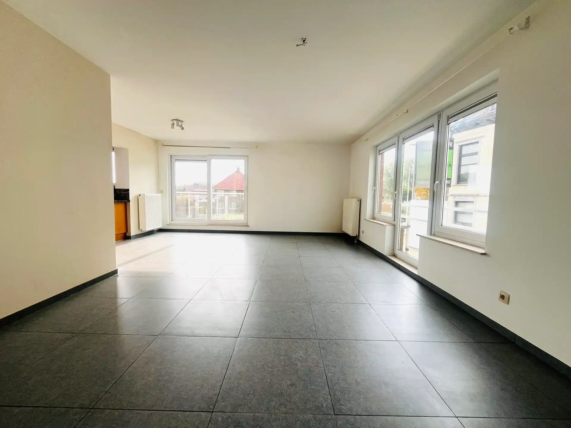 RUIM APPARTEMENT MET TERRAS EN ZICHT OP DE DENDER. foto 3