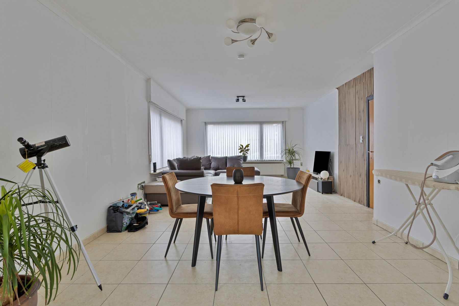 Gezinswoning met 3 slpk, grote tuin, garage en staanplaatsen foto 4
