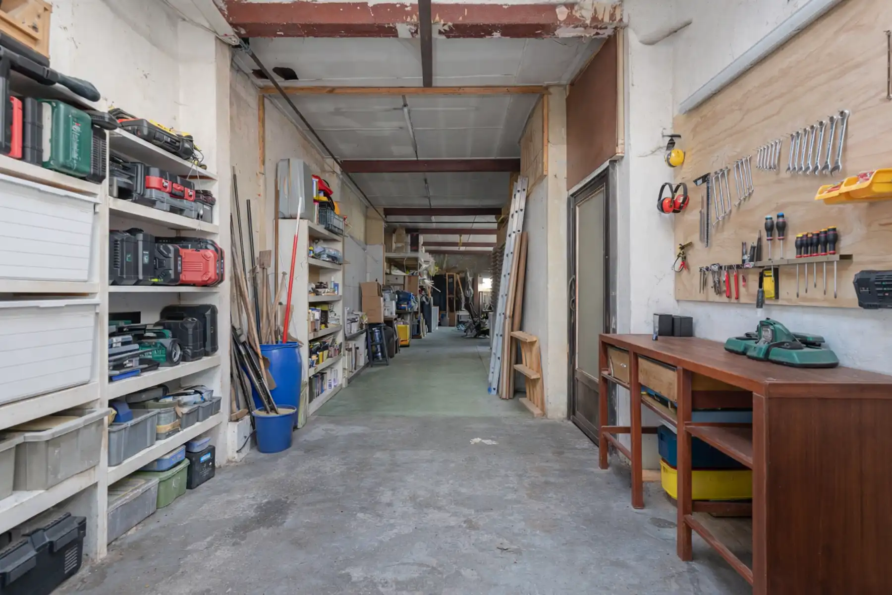 Woning met 4 slaapkamers, tuin en grote garage/magazijn  foto 15