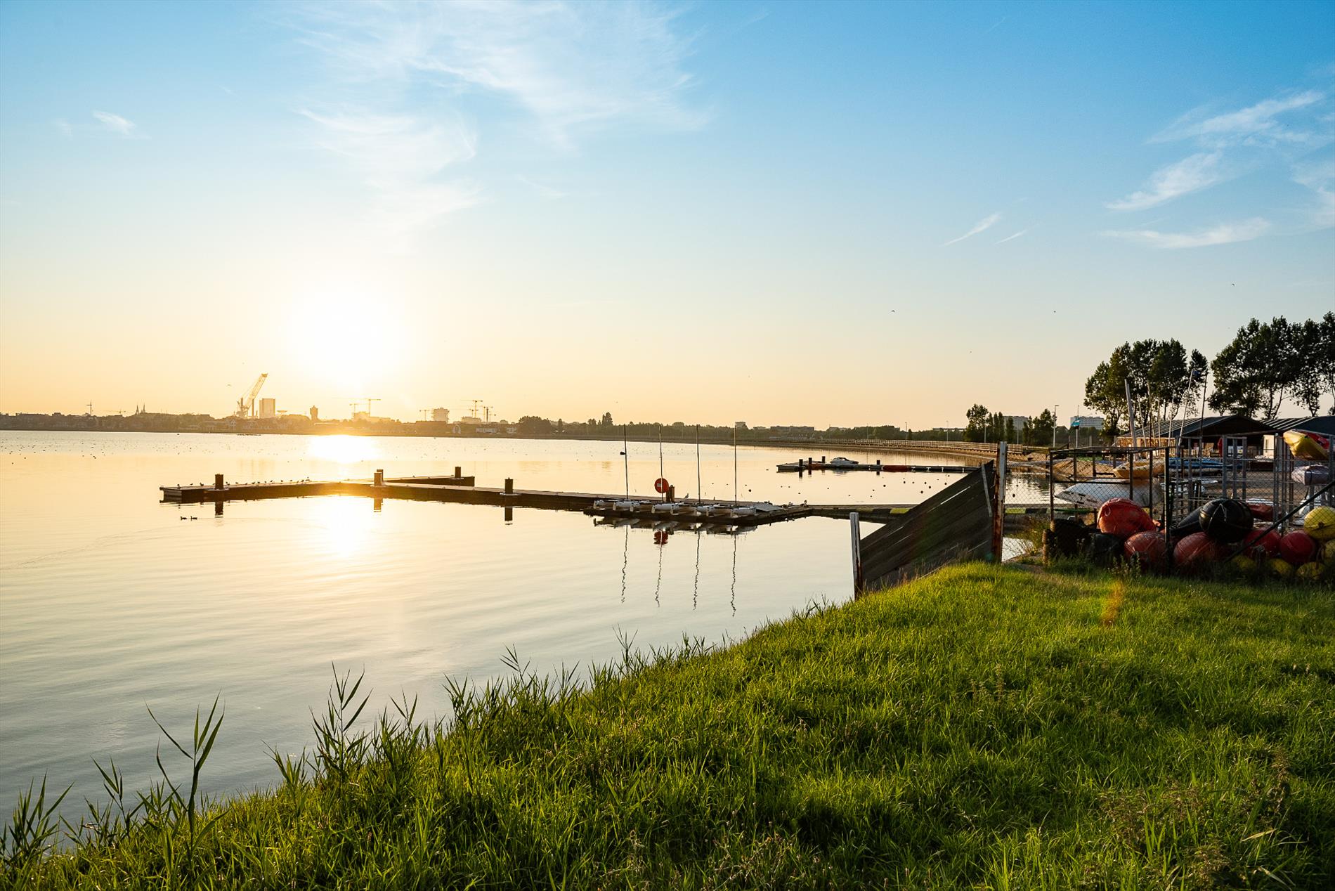 Luxueus 2-slaapkamer appartement met zonneterrassen en prachtig open zicht op de Spuikom te Bredene! foto 8