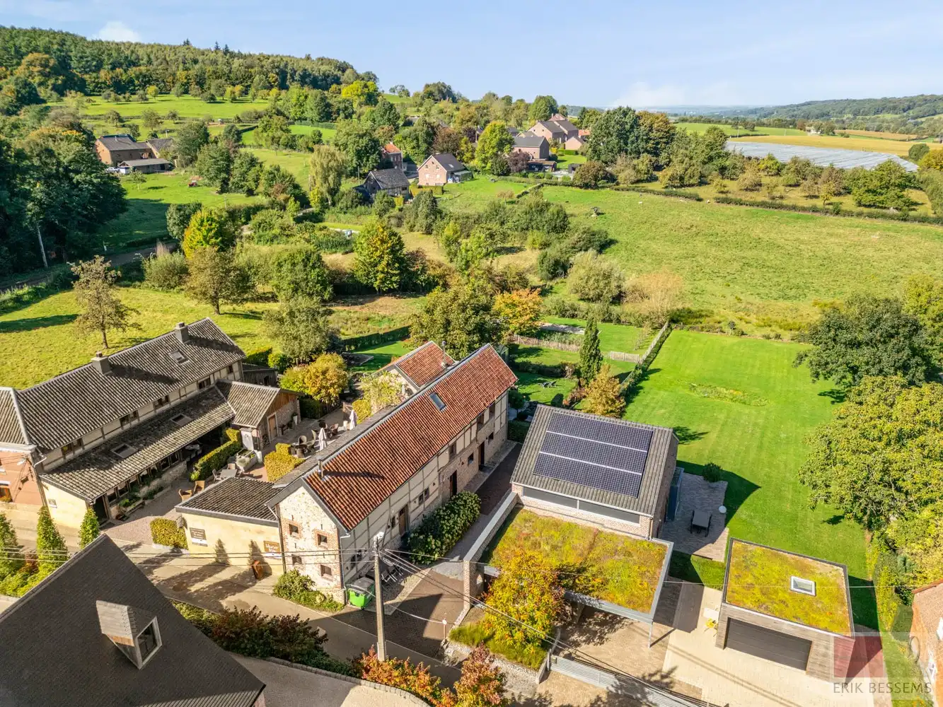 Indrukwekkend en uiterst charmant vakwerk landhuis, Veurs 31 te Sint-Martens-Voeren hartje Voerstreek. foto 2