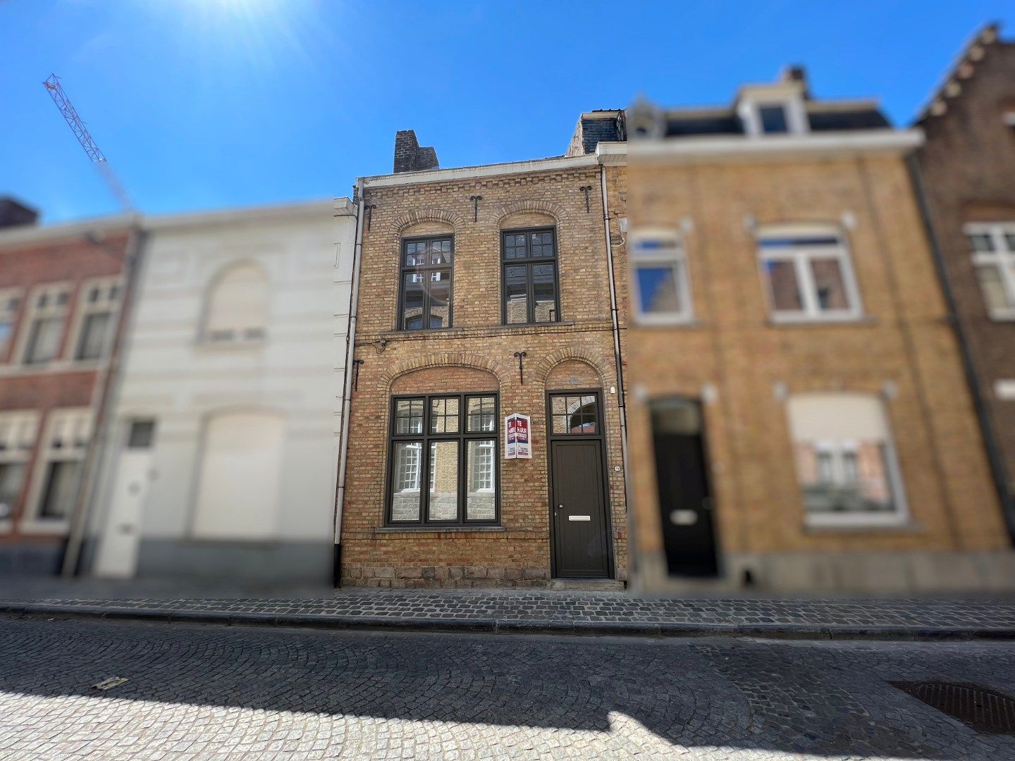 GERENOVEERDE STADSWONING IN CENTRUM IEPER MET 3 SLPKS EN ZONNIG TERRAS foto {{pictureIndex}}