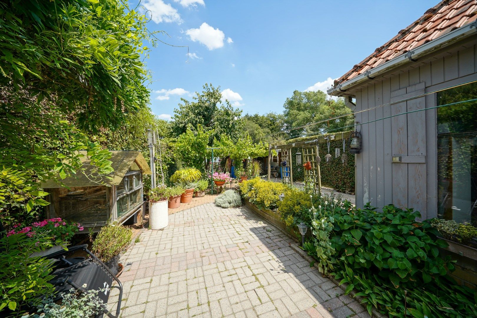 Ruime woning met drie slaapkamers - met loods/garage  foto 6