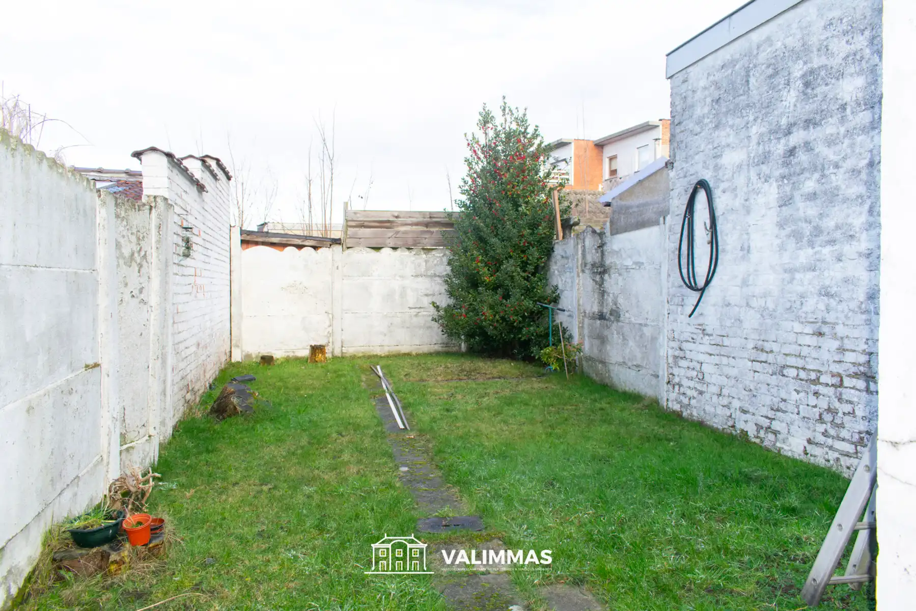 Degelijke, maar nog op te knappen rijwoning met tuin... foto 8