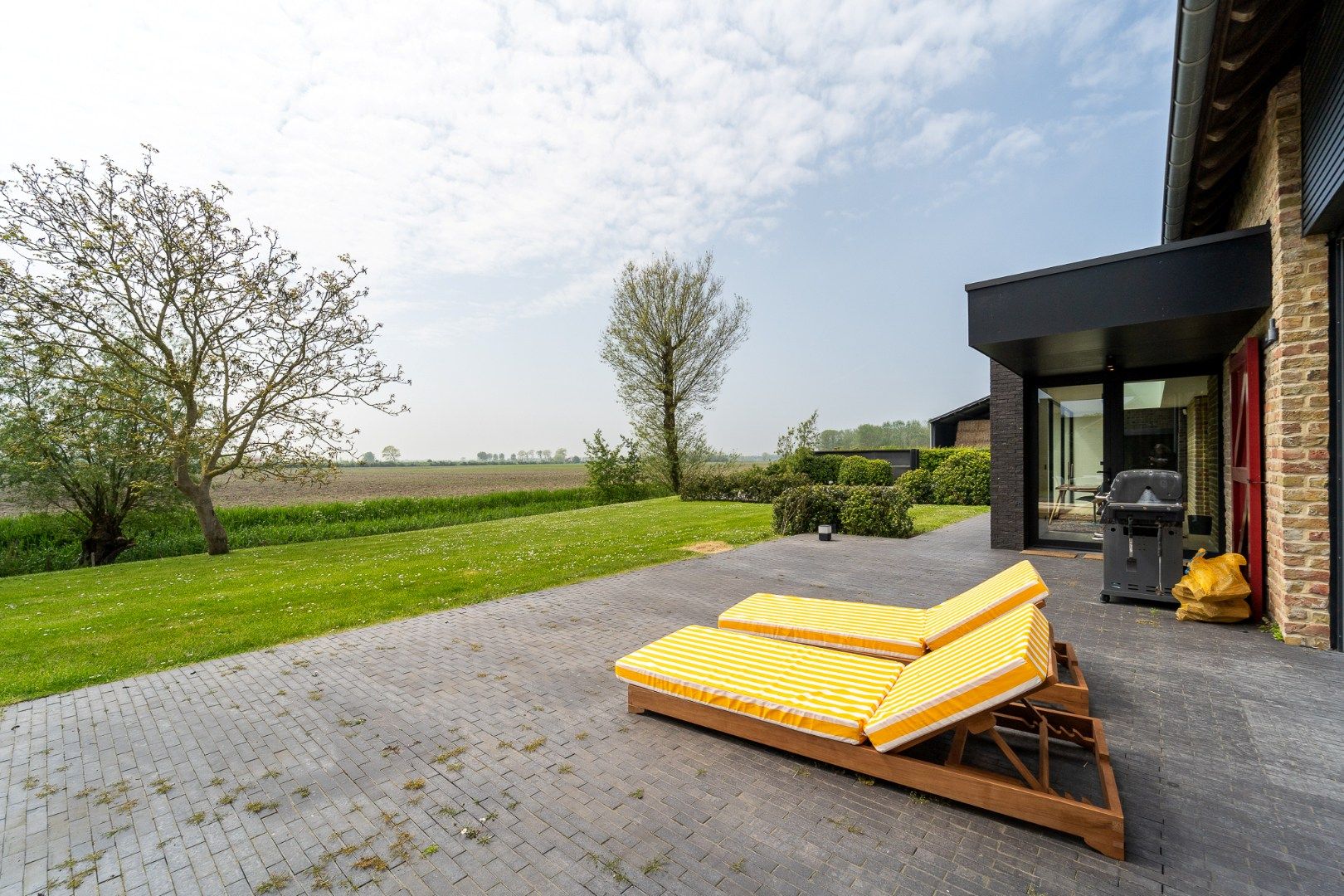 Prachtig gerenoveerde hoeve met panoramisch zicht over de polders foto 7