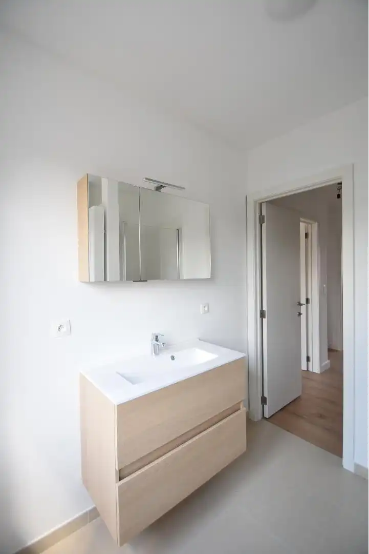 Fris en luchtig gerenoveerde woning met drie slaapkamers, terras, en garage, inbegrepen de stroom via zonnepalen.  foto 23