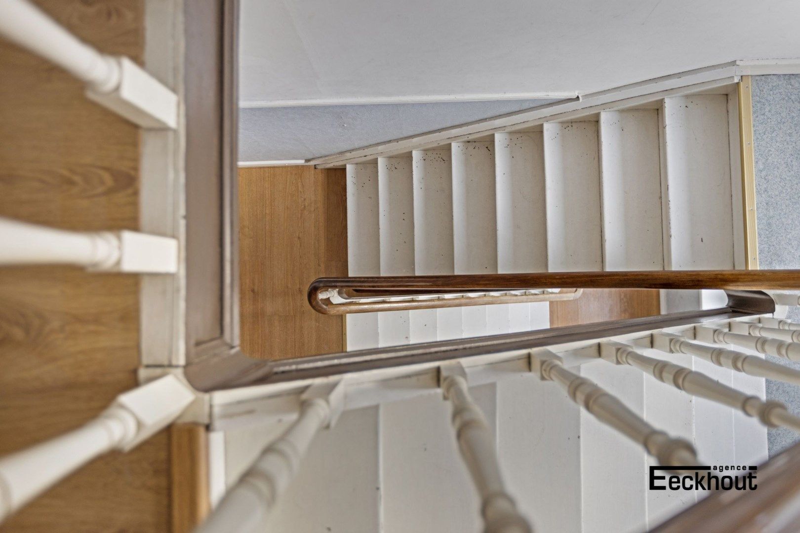 Uniek en ruim (351 m²) herenhuis met garages op topligging te Oostende ! foto 14