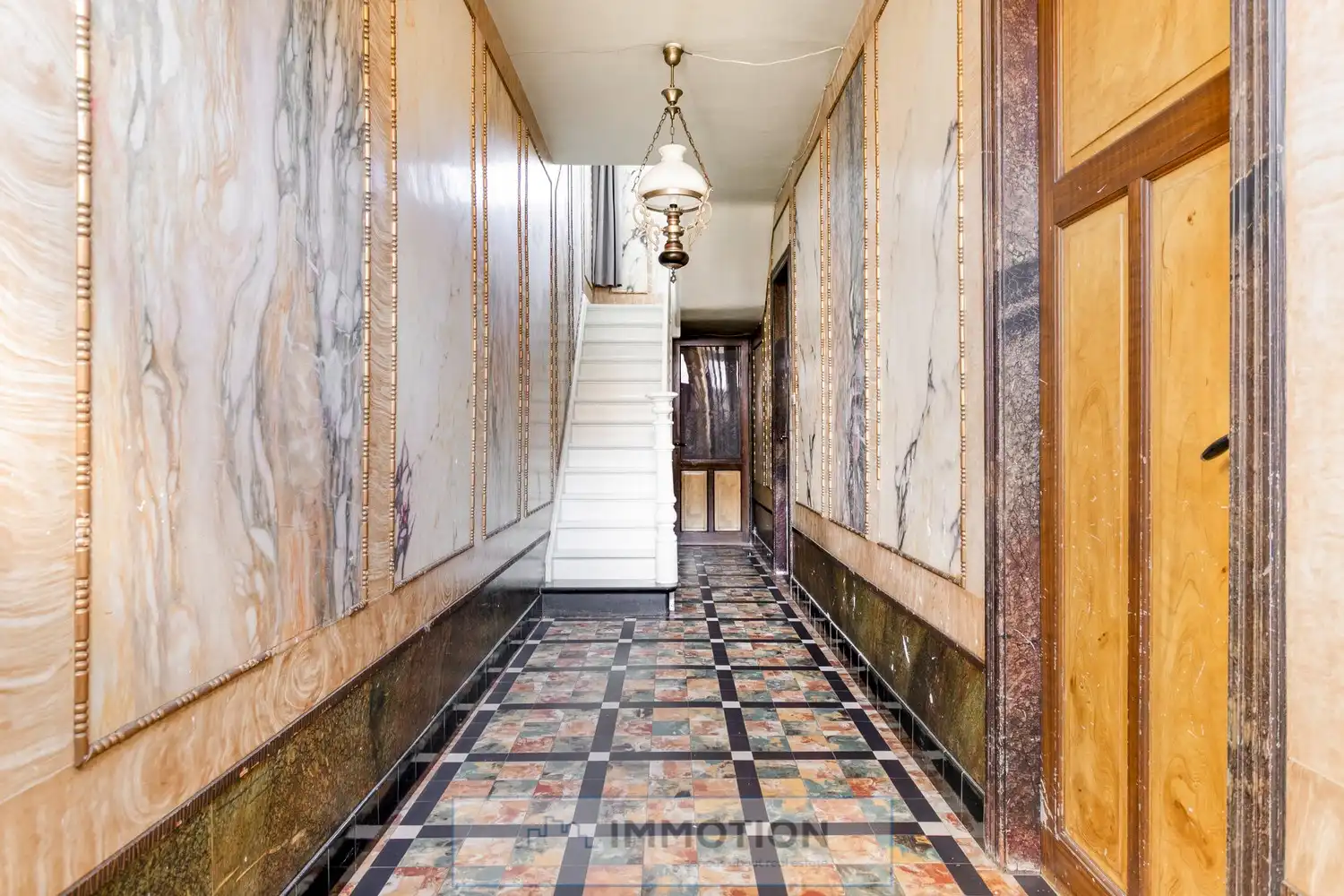 Karaktervolle stadswoning met renovatiepotentieel en unieke troef foto 2