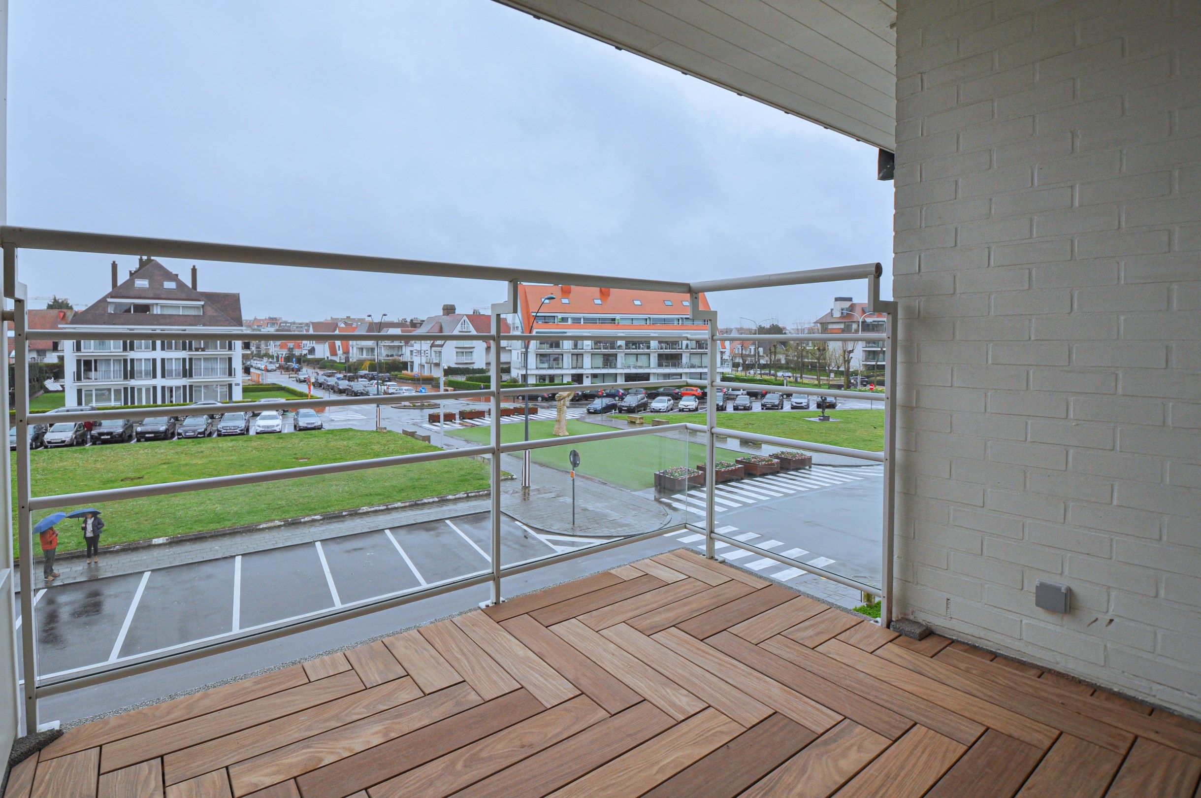 Lichtrijk volledig gerenoveerd appartement met een prachtig open zicht gelegen in een standingvolle villaresidentie. foto 1