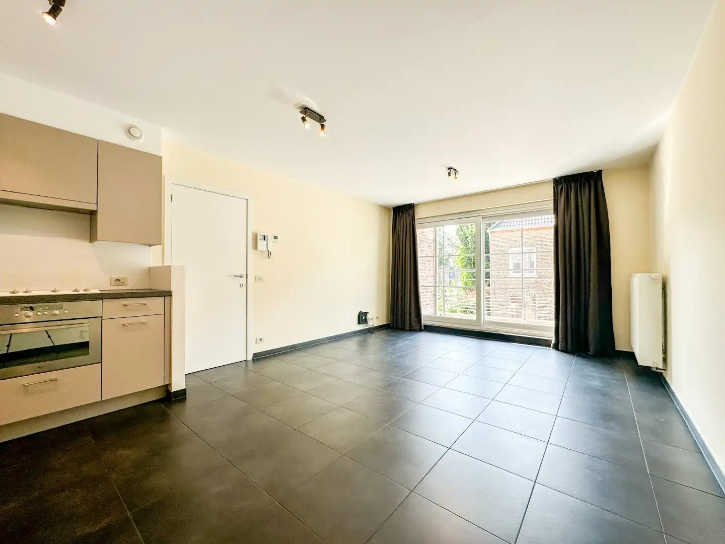 Instapklaar energiezuinig appartement hartje Eernegem, met zonnig terras, topligging. foto 4