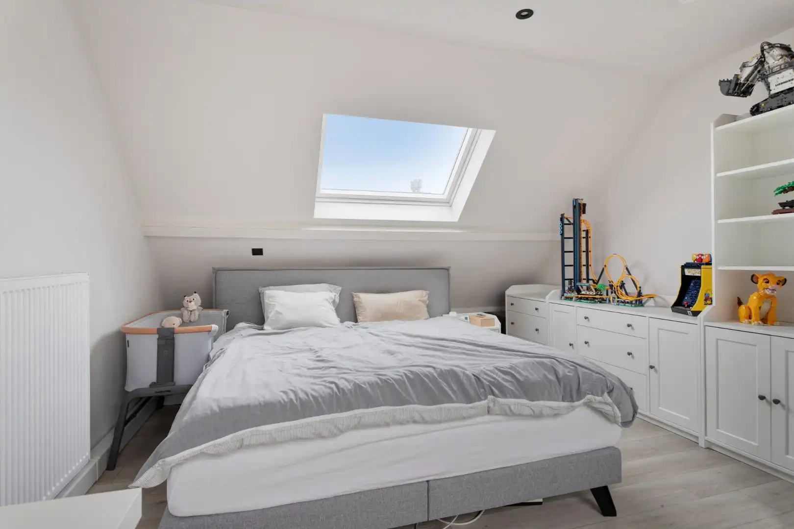 Gerenoveerde woning te koop in Heule met EPC A, conforme elektriciteit en ruime slaapkamers. foto 13